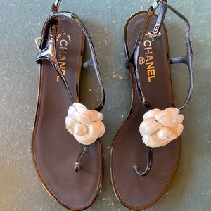 Chanel Women’s Thongs Patent Cal